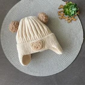 Шапочка осінь-зима з помпонами